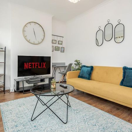 Entire Lovely Family Home With Parking, Wifi, Netflix, Self Check-In Londýn Exteriér fotografie