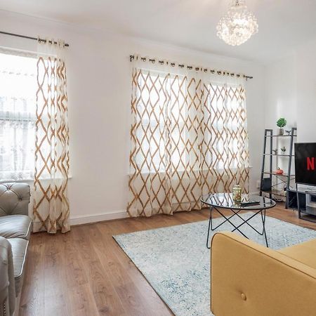 Entire Lovely Family Home With Parking, Wifi, Netflix, Self Check-In Londýn Exteriér fotografie