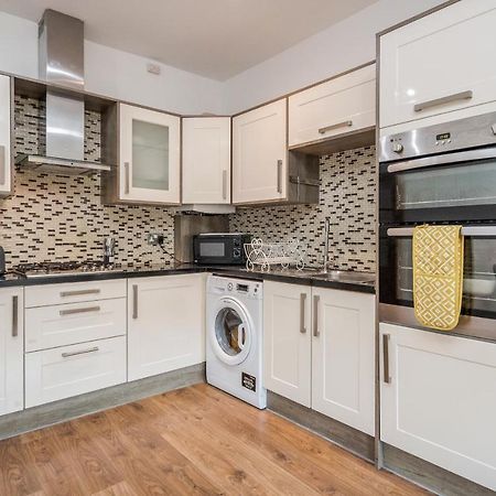 Entire Lovely Family Home With Parking, Wifi, Netflix, Self Check-In Londýn Exteriér fotografie
