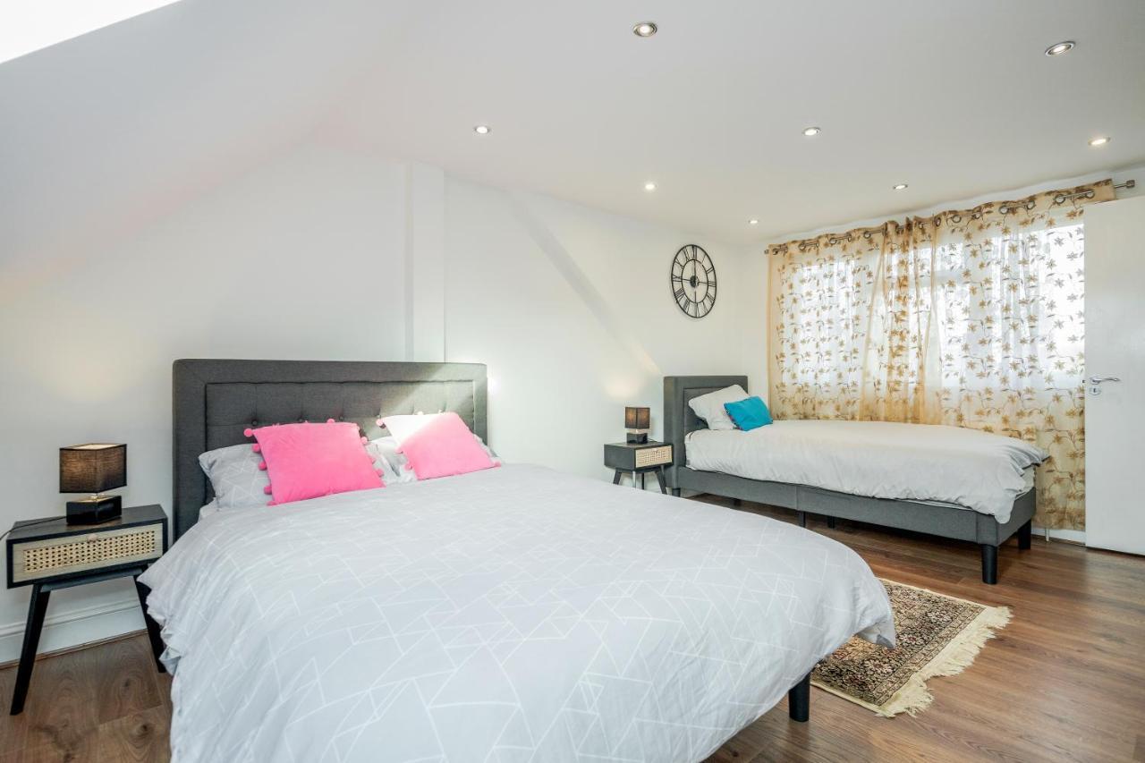 Entire Lovely Family Home With Parking, Wifi, Netflix, Self Check-In Londýn Exteriér fotografie