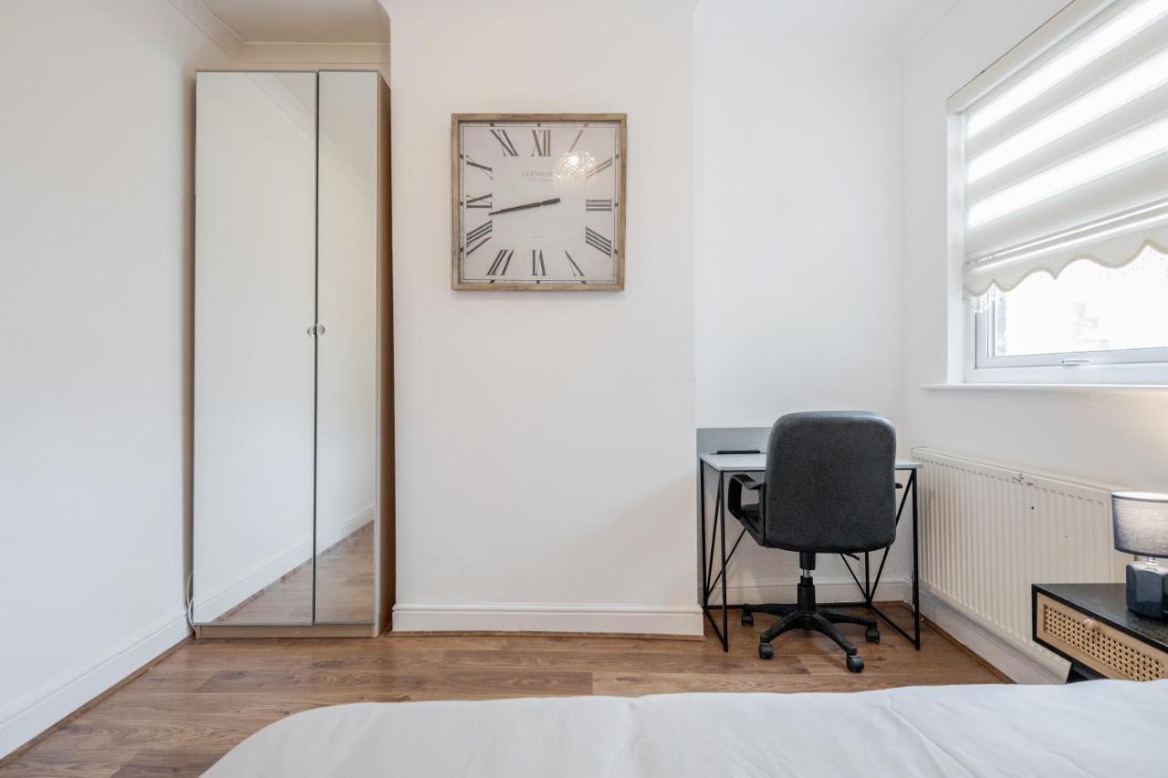 Entire Lovely Family Home With Parking, Wifi, Netflix, Self Check-In Londýn Exteriér fotografie