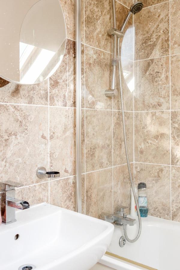 Entire Lovely Family Home With Parking, Wifi, Netflix, Self Check-In Londýn Exteriér fotografie