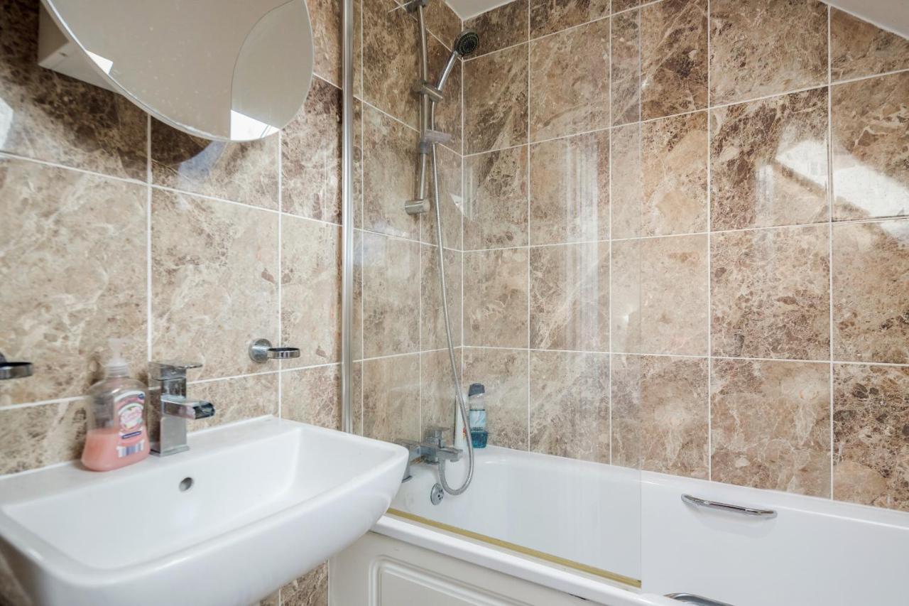 Entire Lovely Family Home With Parking, Wifi, Netflix, Self Check-In Londýn Exteriér fotografie