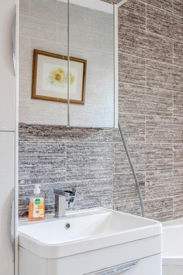 Entire Lovely Family Home With Parking, Wifi, Netflix, Self Check-In Londýn Exteriér fotografie