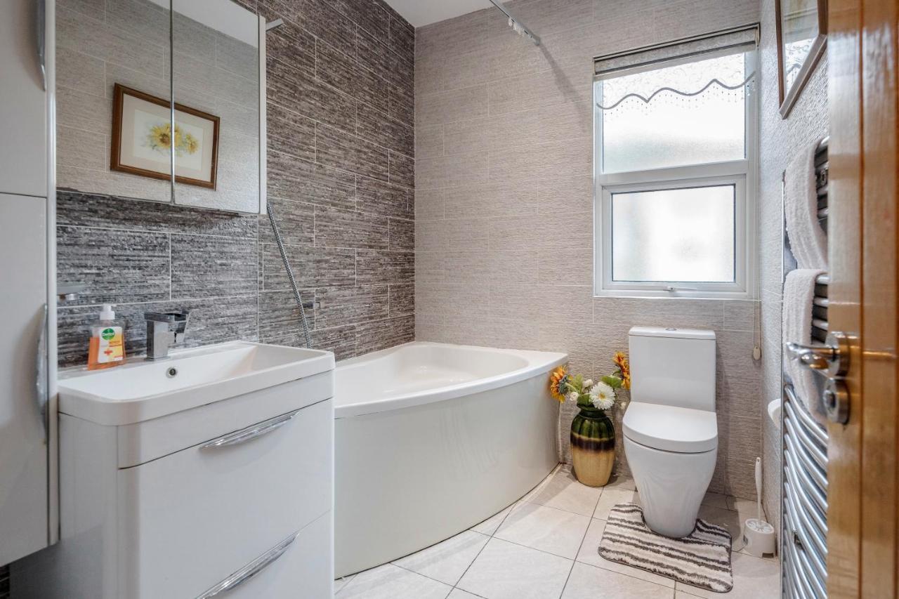 Entire Lovely Family Home With Parking, Wifi, Netflix, Self Check-In Londýn Exteriér fotografie