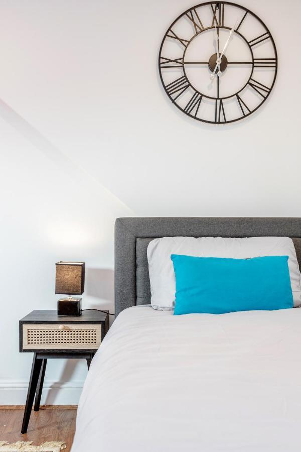 Entire Lovely Family Home With Parking, Wifi, Netflix, Self Check-In Londýn Exteriér fotografie
