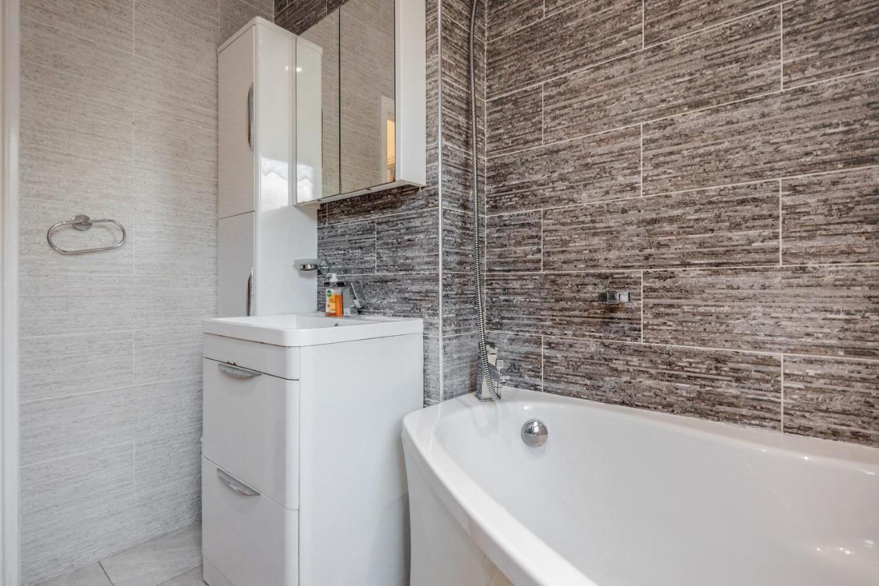 Entire Lovely Family Home With Parking, Wifi, Netflix, Self Check-In Londýn Exteriér fotografie