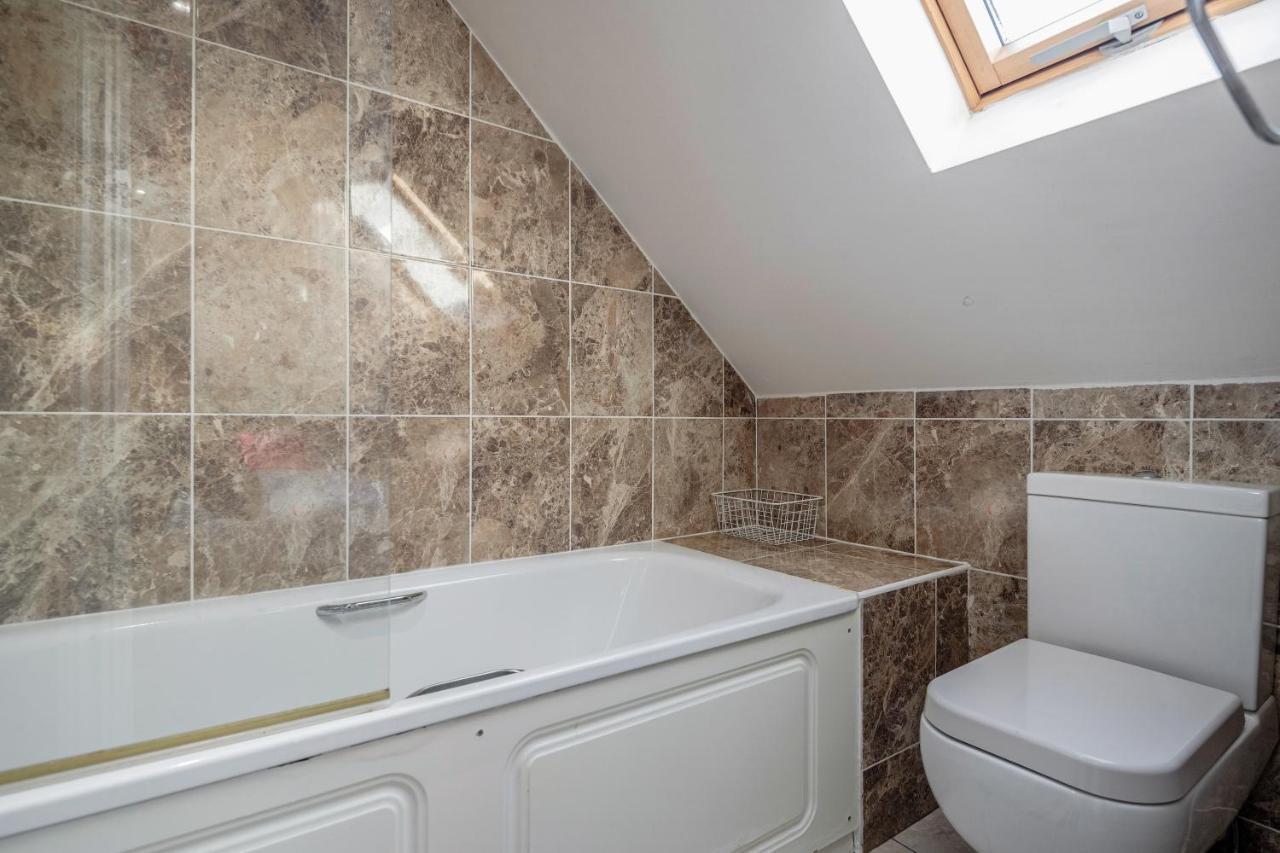 Entire Lovely Family Home With Parking, Wifi, Netflix, Self Check-In Londýn Exteriér fotografie
