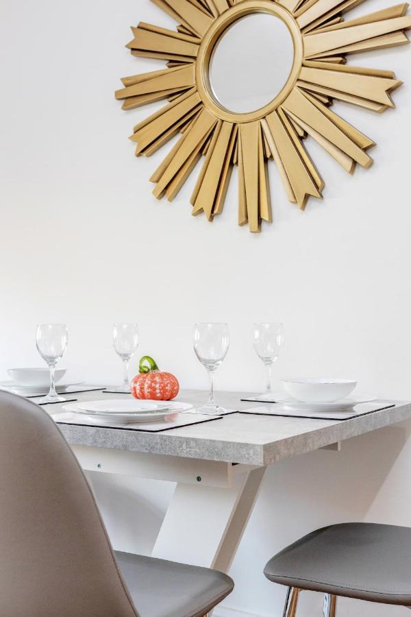 Entire Lovely Family Home With Parking, Wifi, Netflix, Self Check-In Londýn Exteriér fotografie